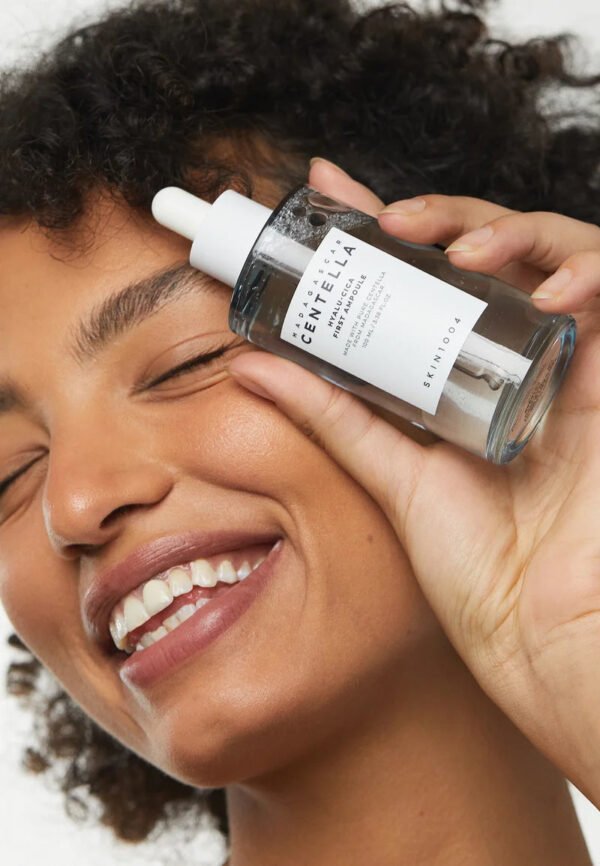 Suero Skin1004 Madagascar Centella Suero Hidratante Hyalu-Cica First Ampoule - Imagen 3